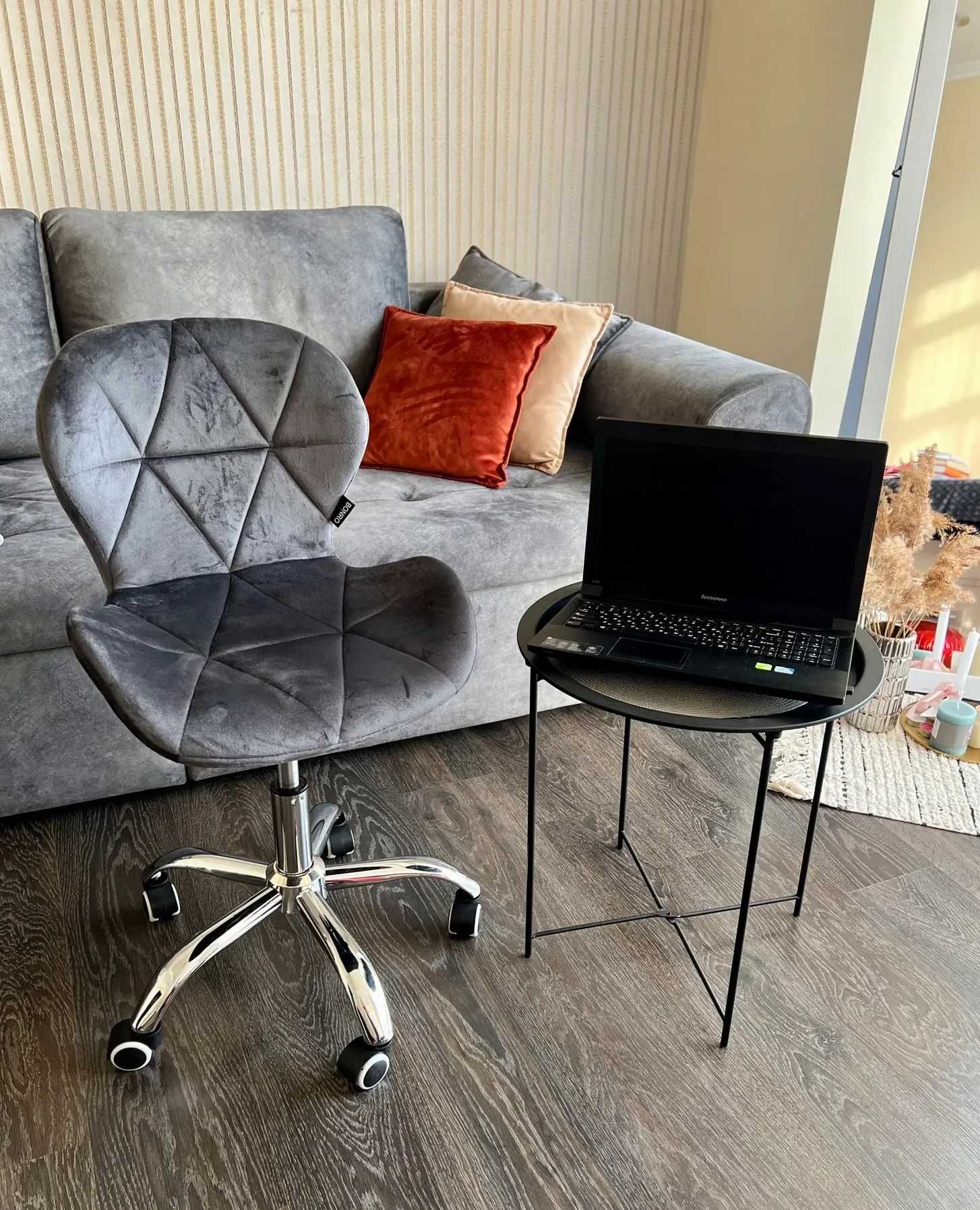 Серое кресло велюровое на колесиках для офиса компьютерное Demure стул