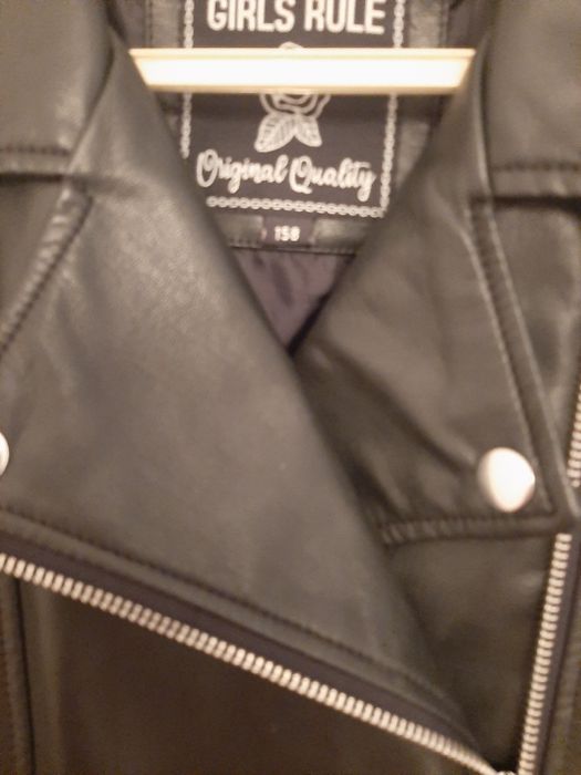 Blusao preto napa criança tamanho 158(9/10anos) em bom estado.