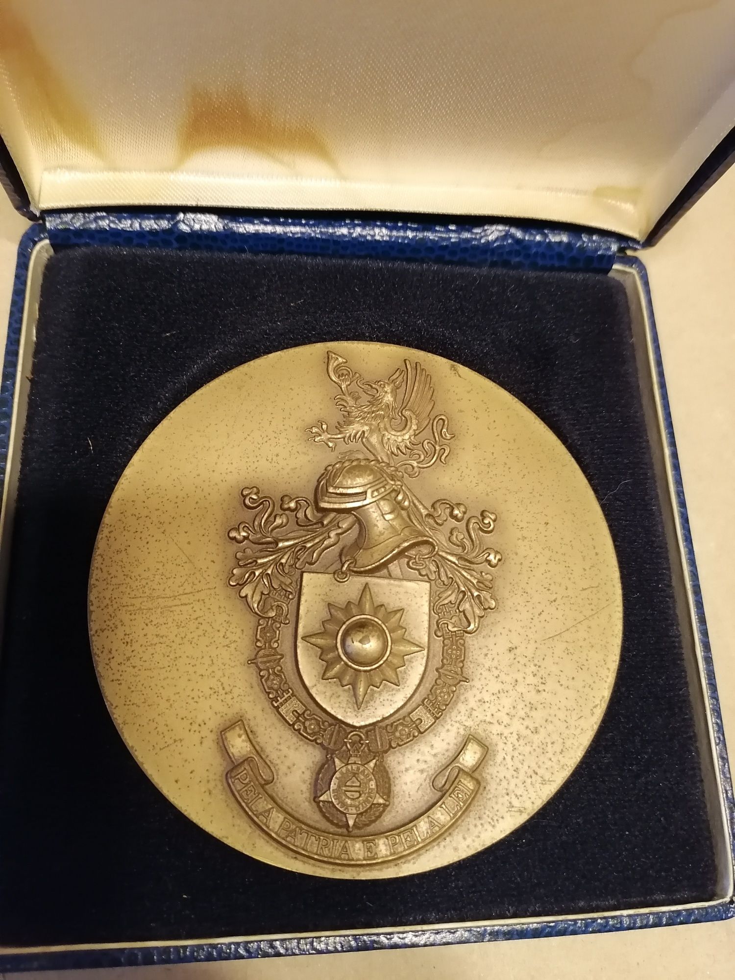 Medalhão da extinta Guarda Fiscal.