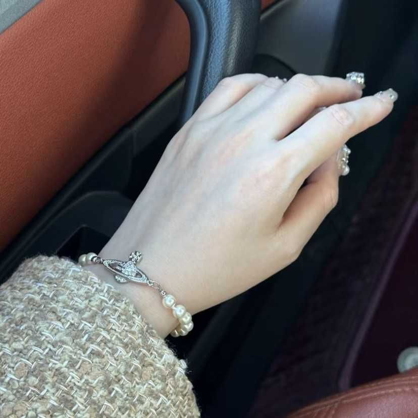 Bransoletka Vivienne Westwood w kolorze perłowo-srebrnym