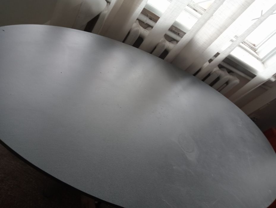 Стіл великий овальної форми