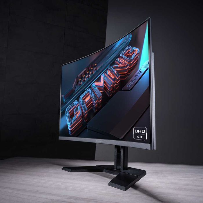 3 Monitores 4k Curvos Gigabyte M32UC para simracing