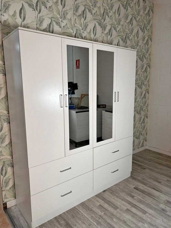Roupeiro de 4 portas com espelho