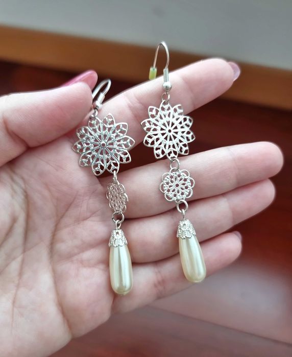 Brincos compridos prateados e branco pérola
