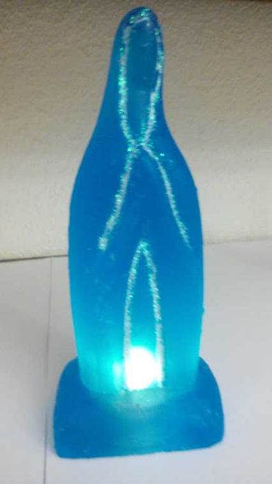 Santas e anjos estilizados com luz interior