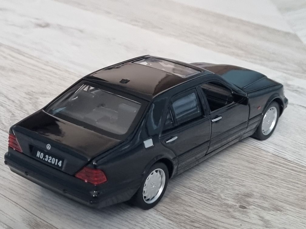 Іграшкова модель Mercedes S320 Lang W140 (1:32)
