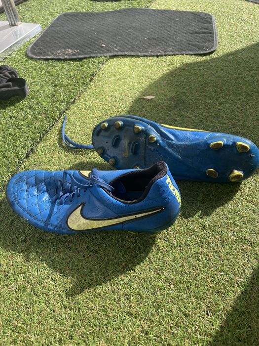 Chuteira tiempo usada