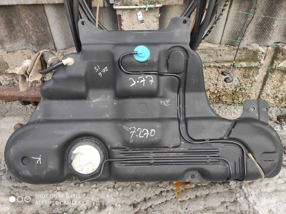 Разбираю Рено Меган 2, есть фаркоп, бензобак и много других деталей.