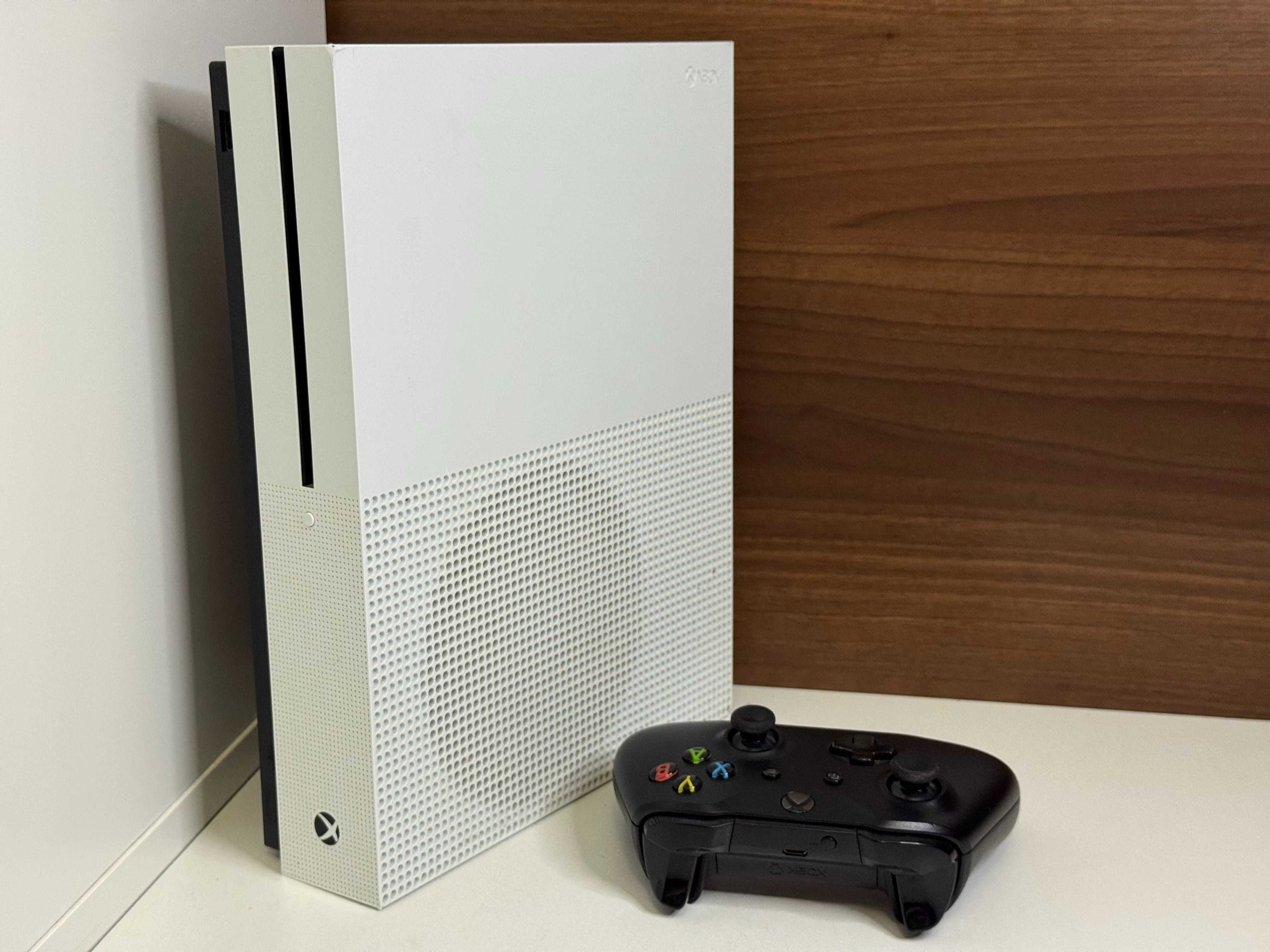 Konsola XBOX ONE S 1TB z Padem i Napędem