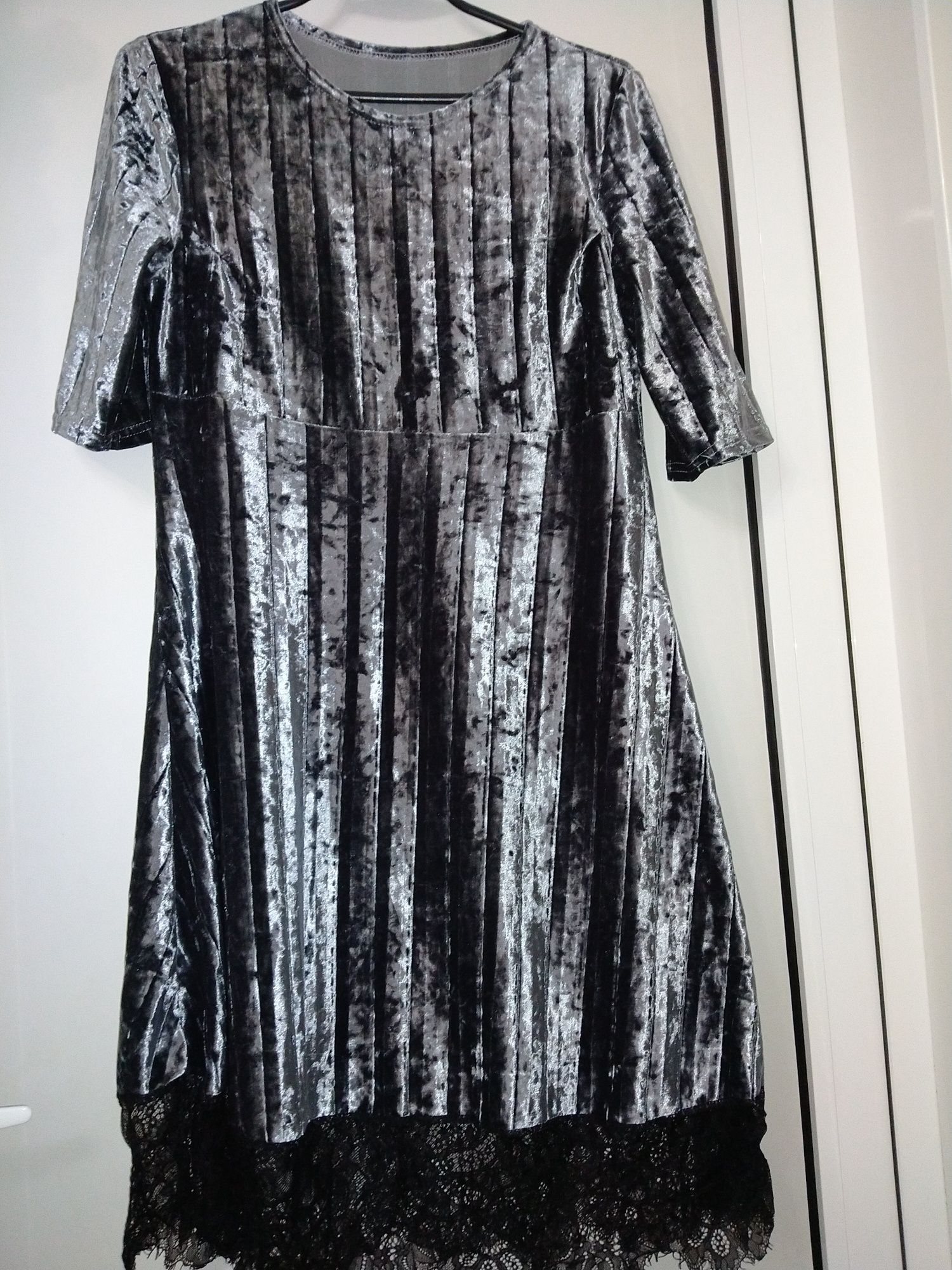 Велюрова сукня з мереживом
