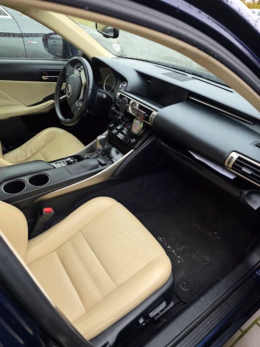 Lexus is300h stan b.dobry