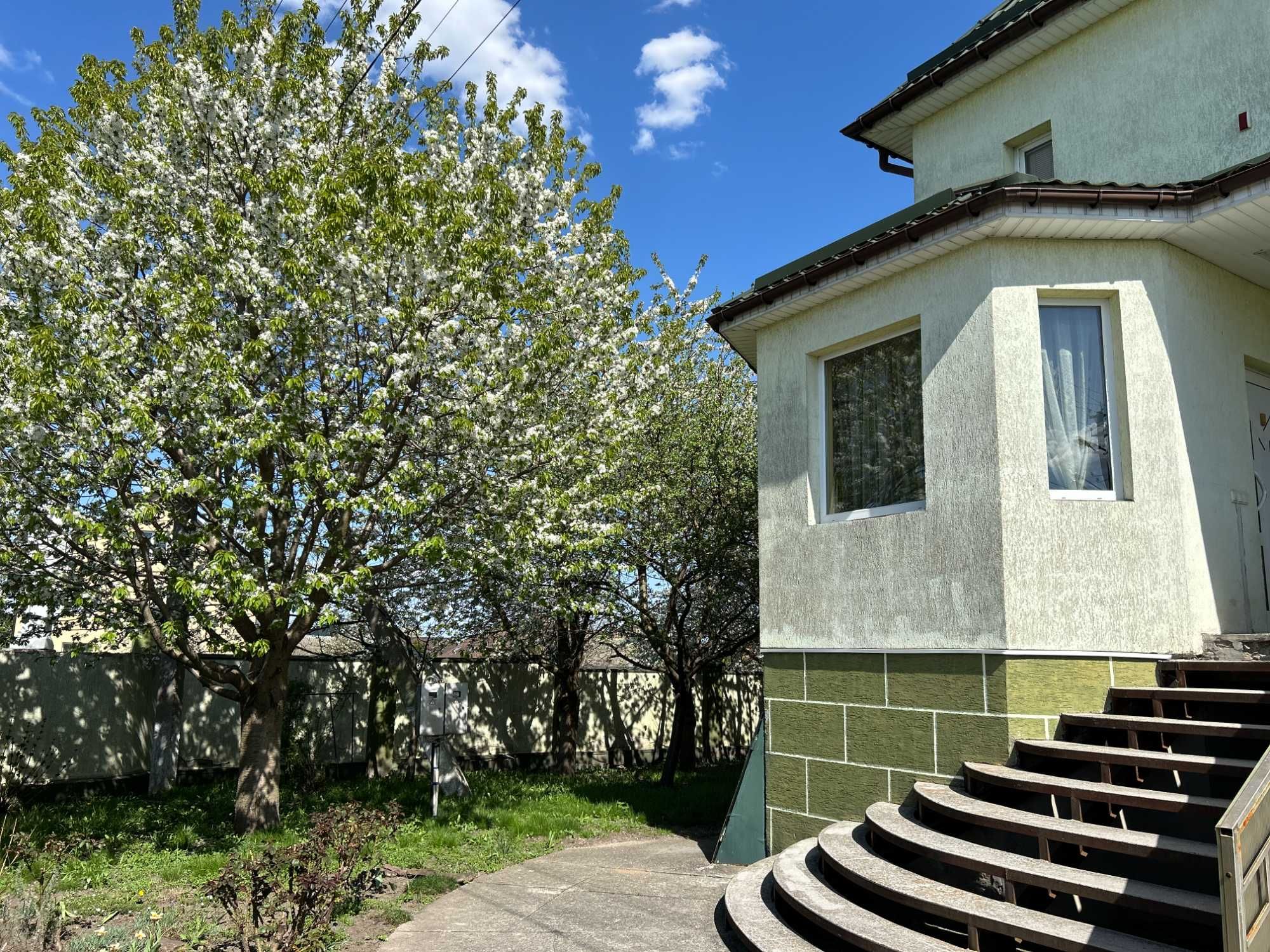 Просторий будинок на околиці Луцька в Зміїнці