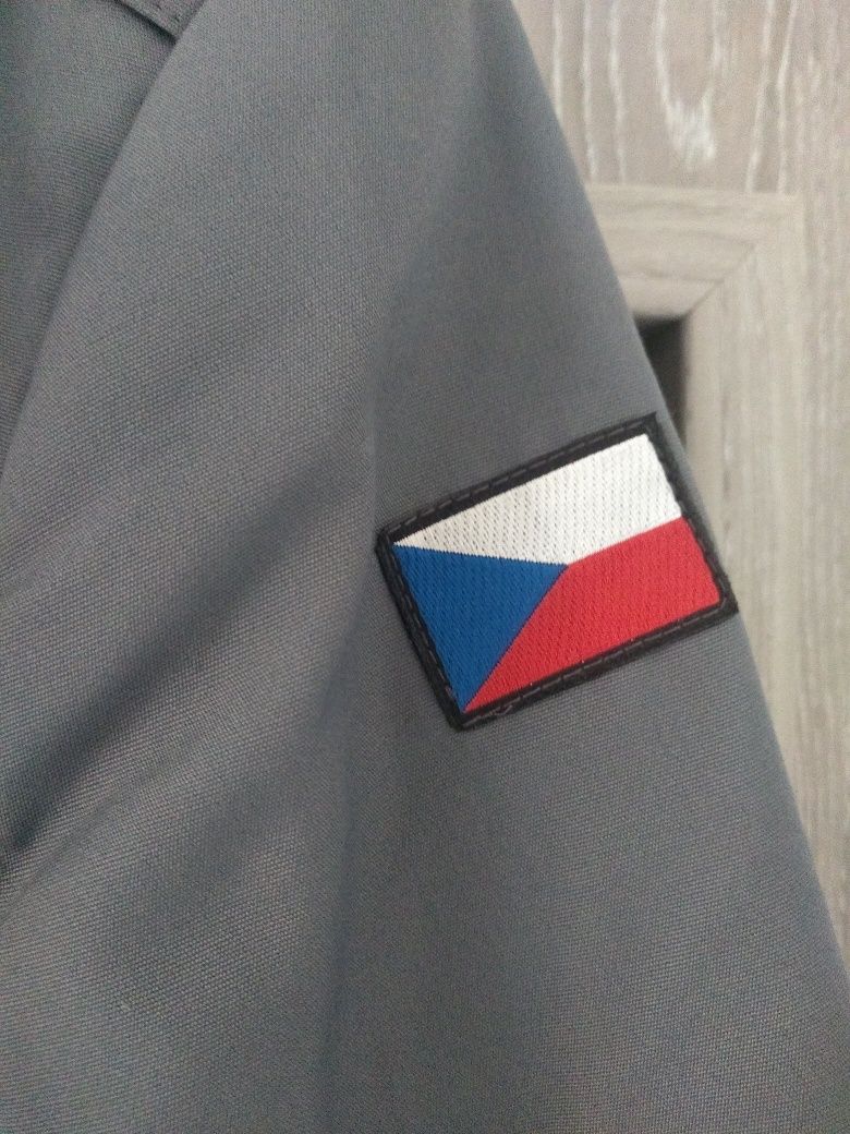 Nowy szary  męski płaszcz z pasem prochowiec czeska flaga pagony
