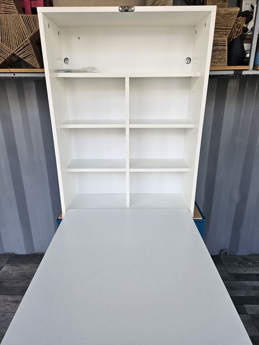 Wiszący biały regał z biurkiem