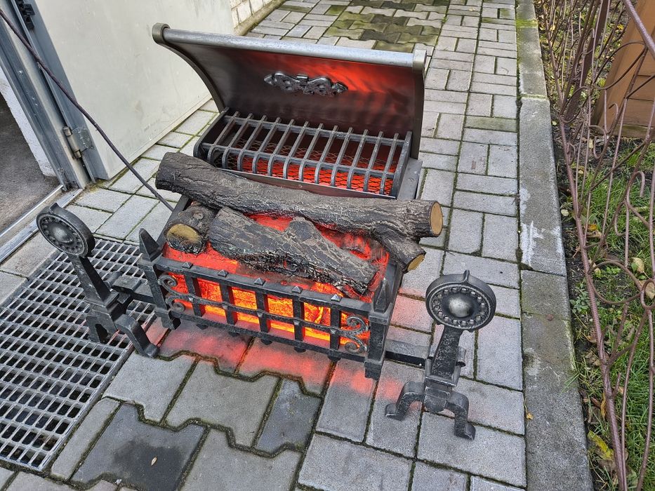 Kominek elektryczny realistyczny z funkcją grzania