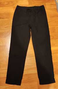 Spodnie chłopięce czarne galowe r. 134