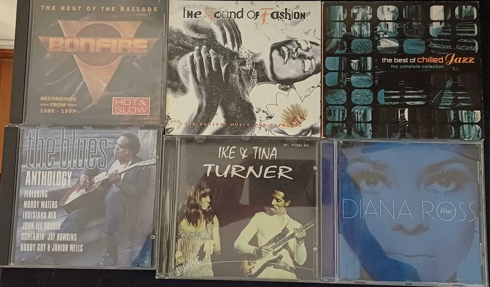 Vendo conjunto de 24 CDs por 30€ - Só entrega em mão.
