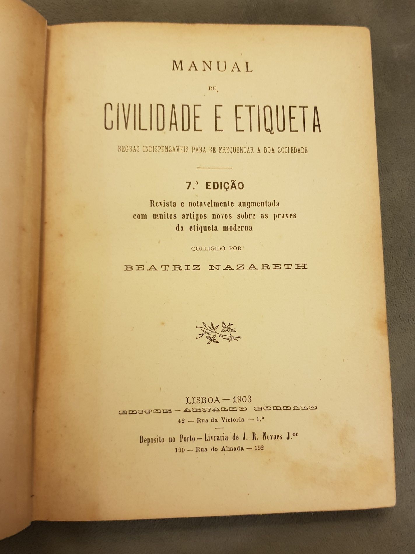 Livro antigo "Manual de civilidade e etiqueta" (1903)