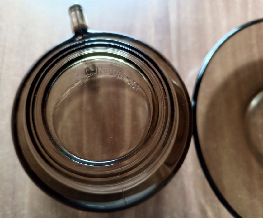 Filiżanka ze spodkiem/ szkło dymne