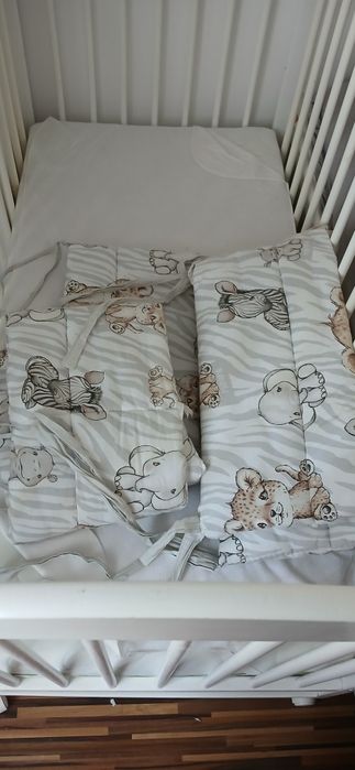 Drewniane łóżeczko z porządnym materacem i ochroniaczami