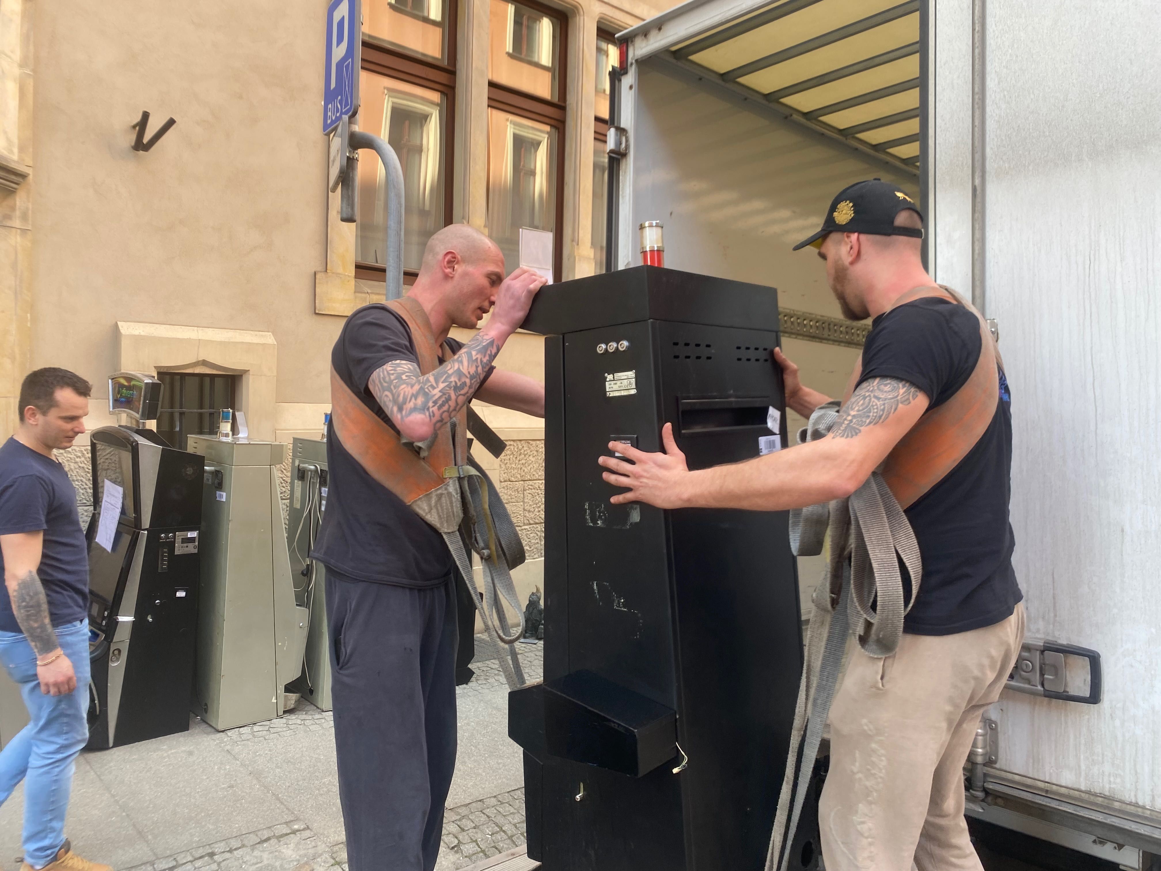 Tanie Przeprowadzki Wroclaw Przewóz Palet auto z windą