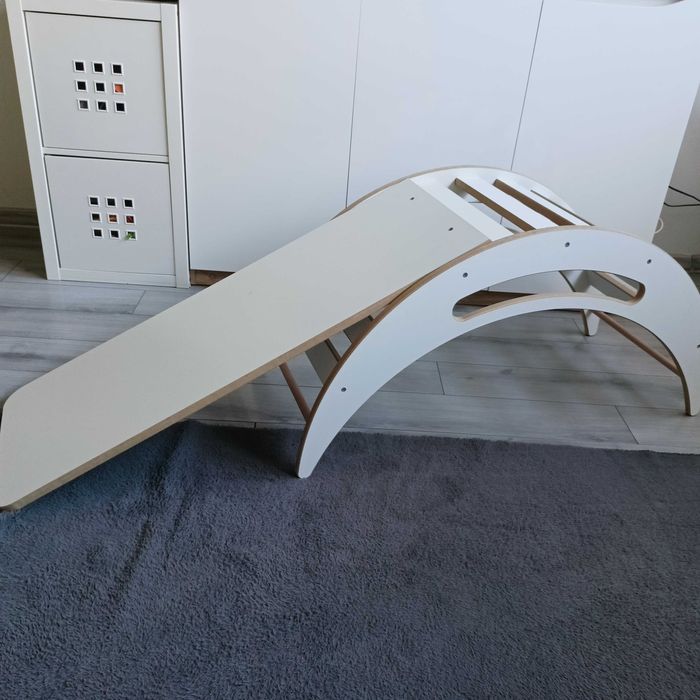 Duży drewniany bujak ze zjeżdżalnią