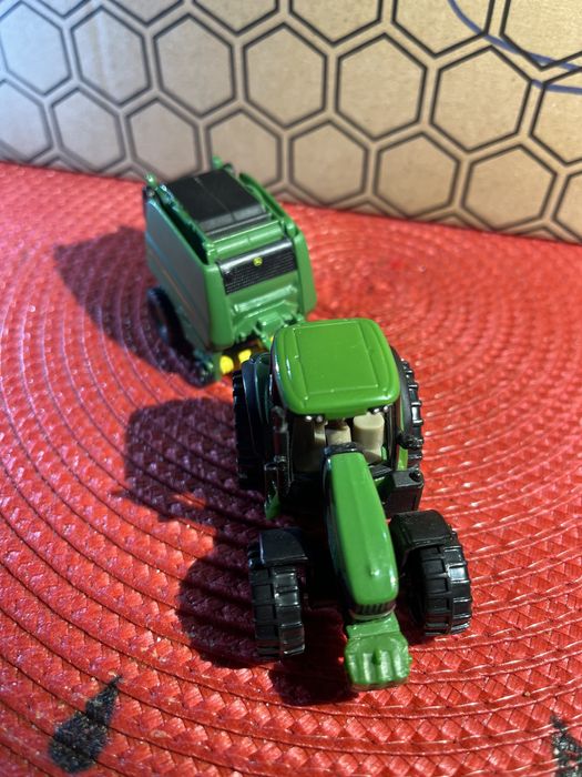 Traktor plus prasa Siku John Deere 7530 plus 990