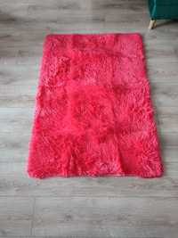 Nowy czerwony dywan puszysty