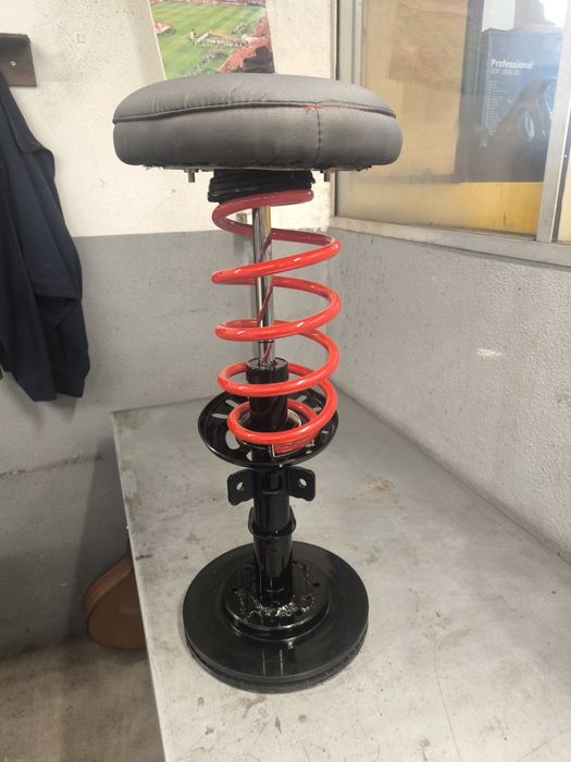 Banco feito com amortecedor auto