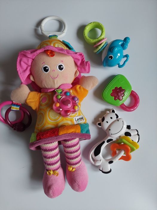 Lalka zawieszka sensoryczna Lamaze plus dodatki