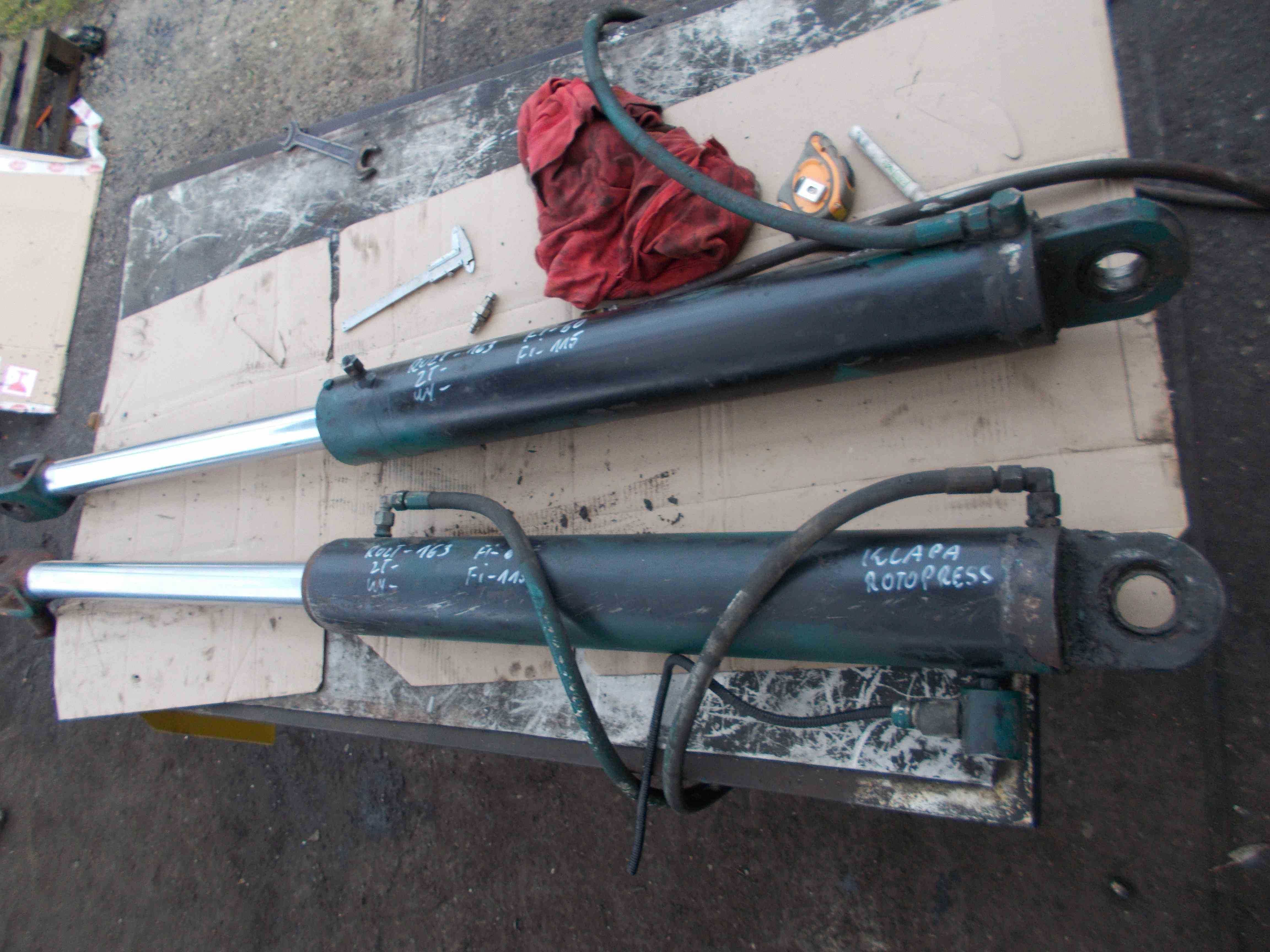 Siłownik hydrauliczny dwustronnego działania 163cm rozłożony