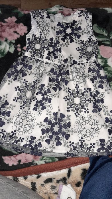 Śliczna sukienka 86 firmy Guess dla małej księżniczki