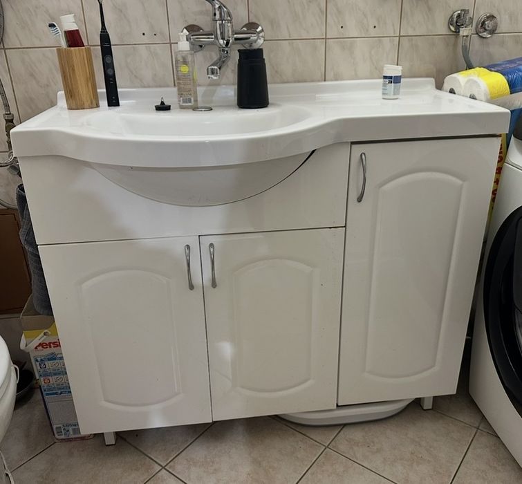 Umywalka łazienkowa z szafkami i kran