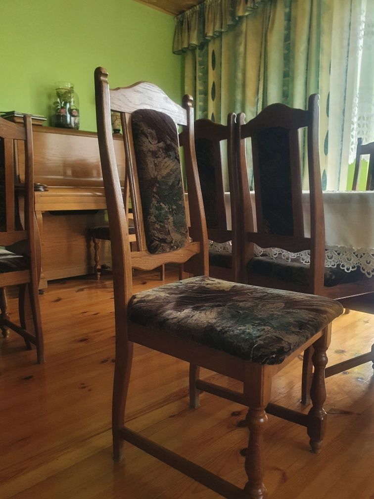 Duży stół z drewnianymi krzesłami