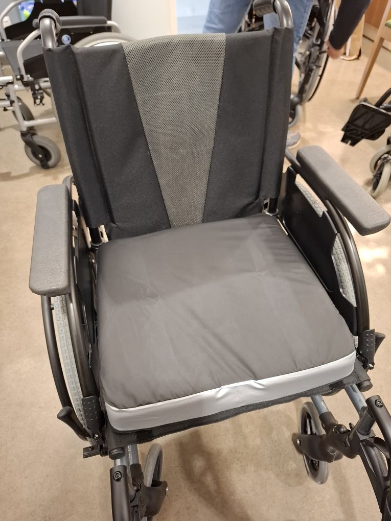 Cadeira de rodas Breezy Premium com almofada de gel