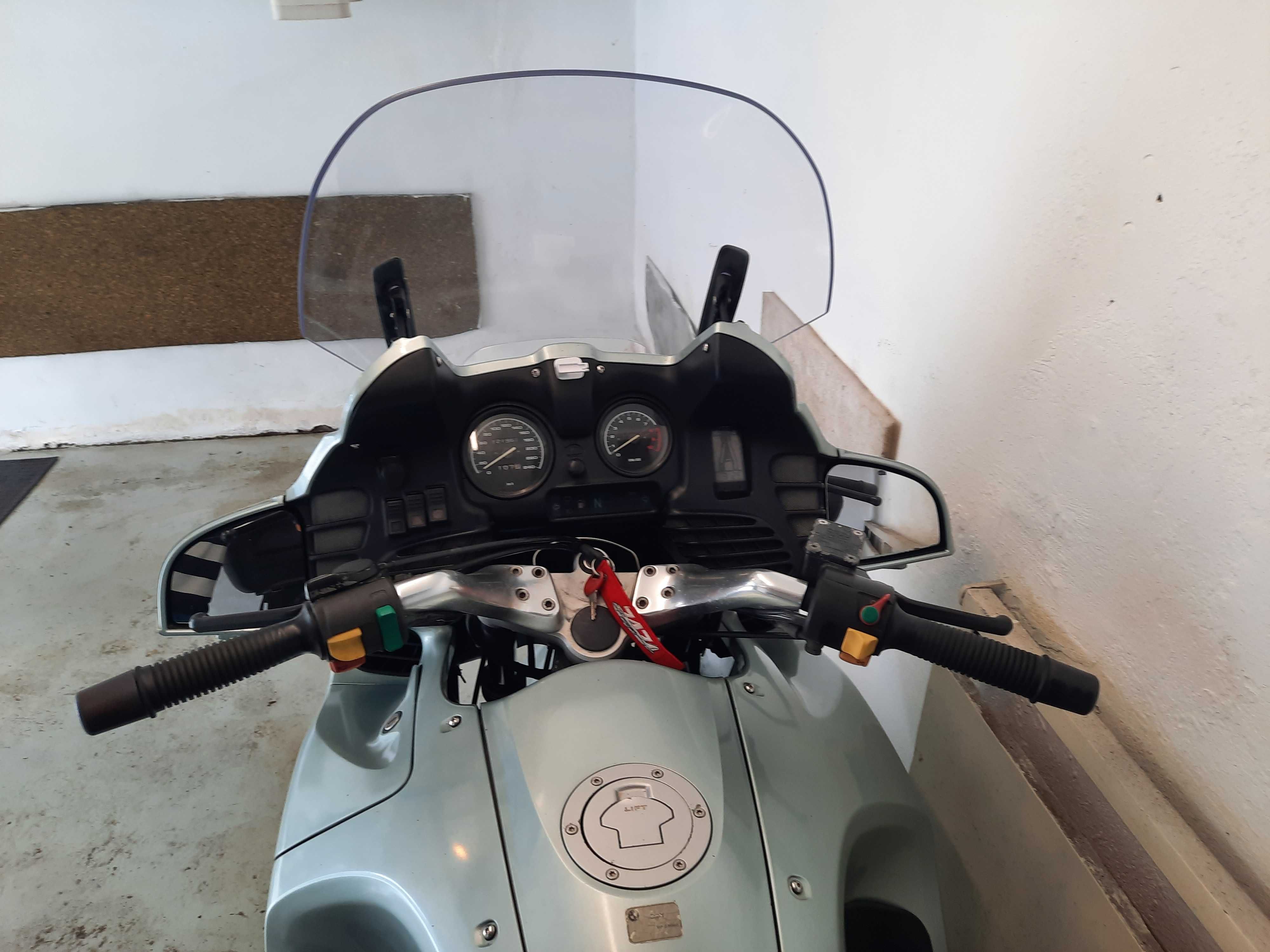 ...BMW R1100RT...