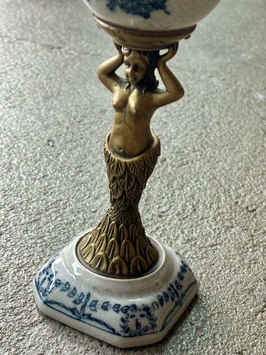 Ozdobny sygnowany Kielich Puchar Porcelana na podstawie z brązu Nimfa