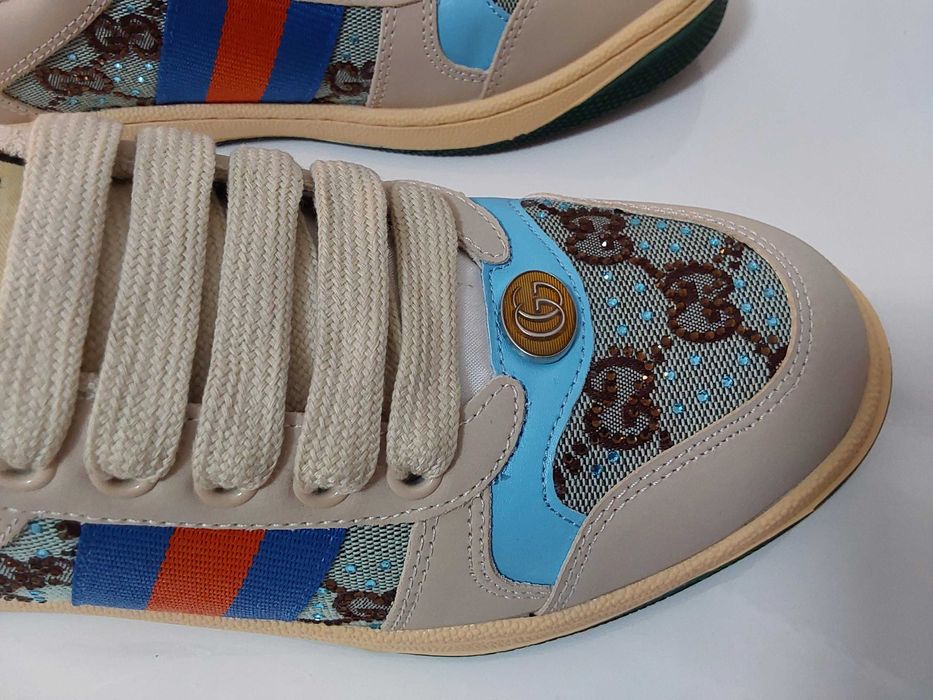 Sapatilhas Gucci com cristais.