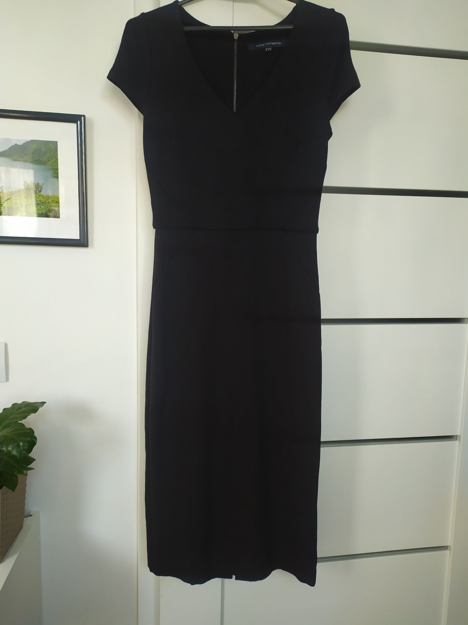 Sukienka czarna French Connection elegancka koktajlowa kobieca renomow