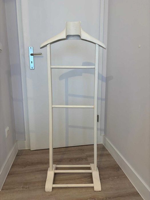 Cabide de quarto branco em madeira