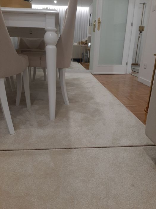 2 carpetes bege em ótimo estado