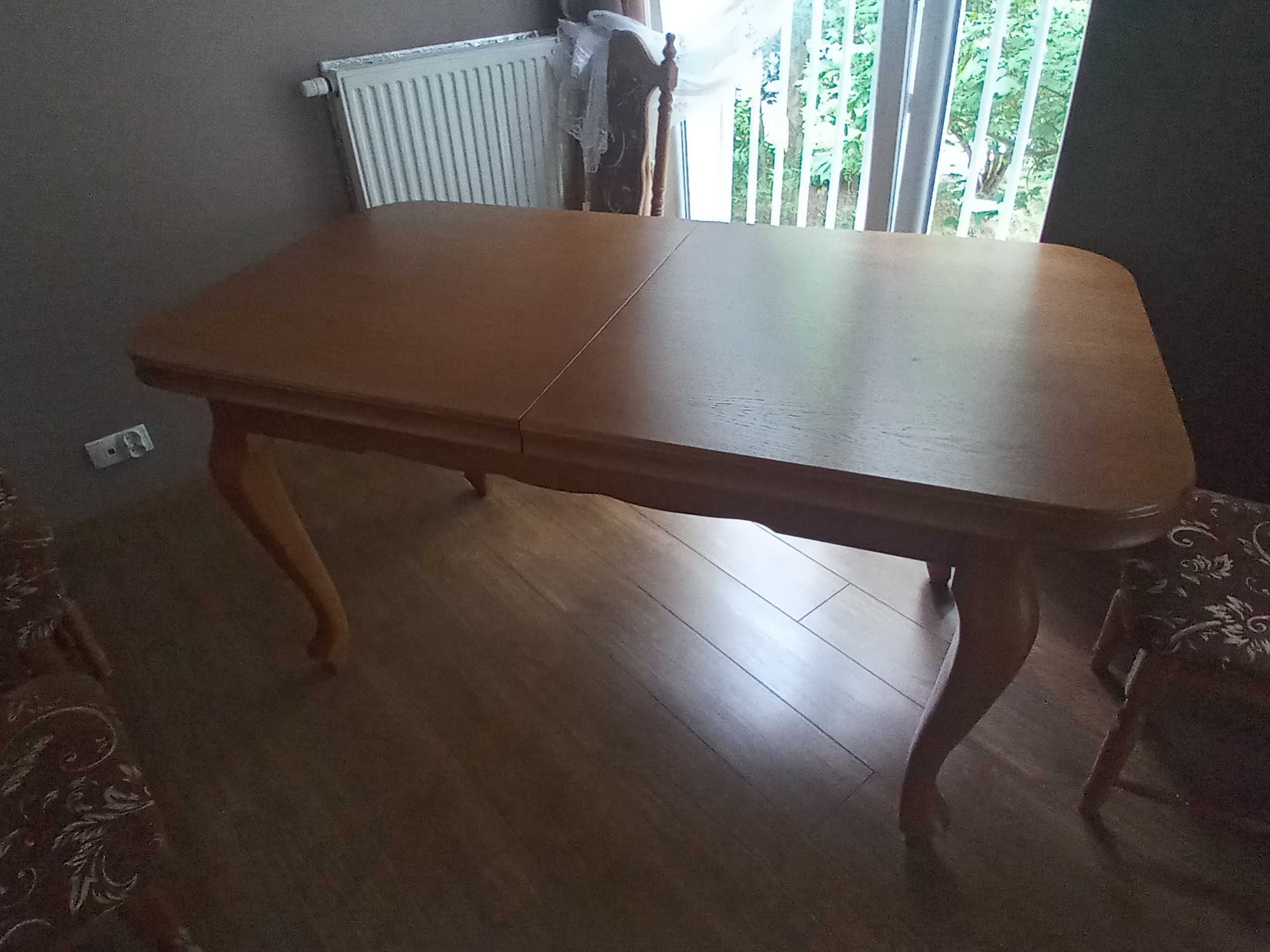 Stół z krzesłami