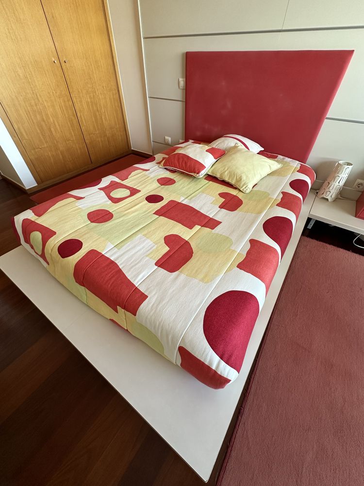 Cama de corpo e meio (base, colchão, cabeceira, colcha e almofadas)