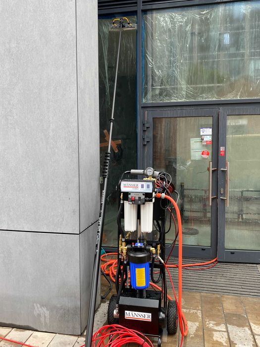 Mycie wodą demineralizowaną elewacji, fotowoltaiki, ogrodów zimowych,