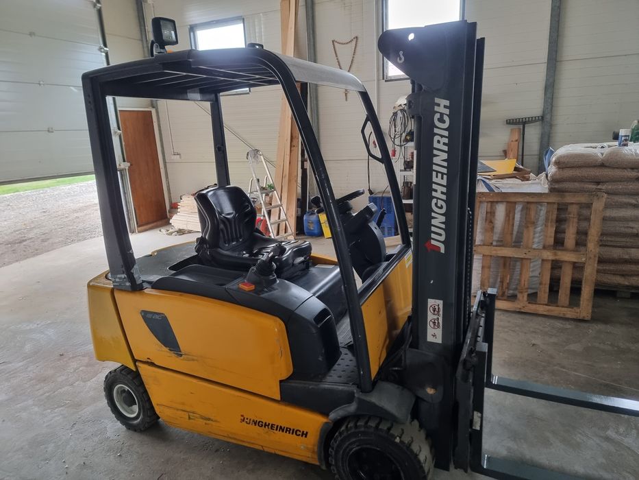 Elektryczny wózek widłowy Jungheinrich EFG 320 wolny skok triplex 4.8m