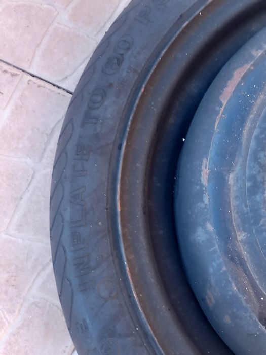 Roda suplente de automóvel