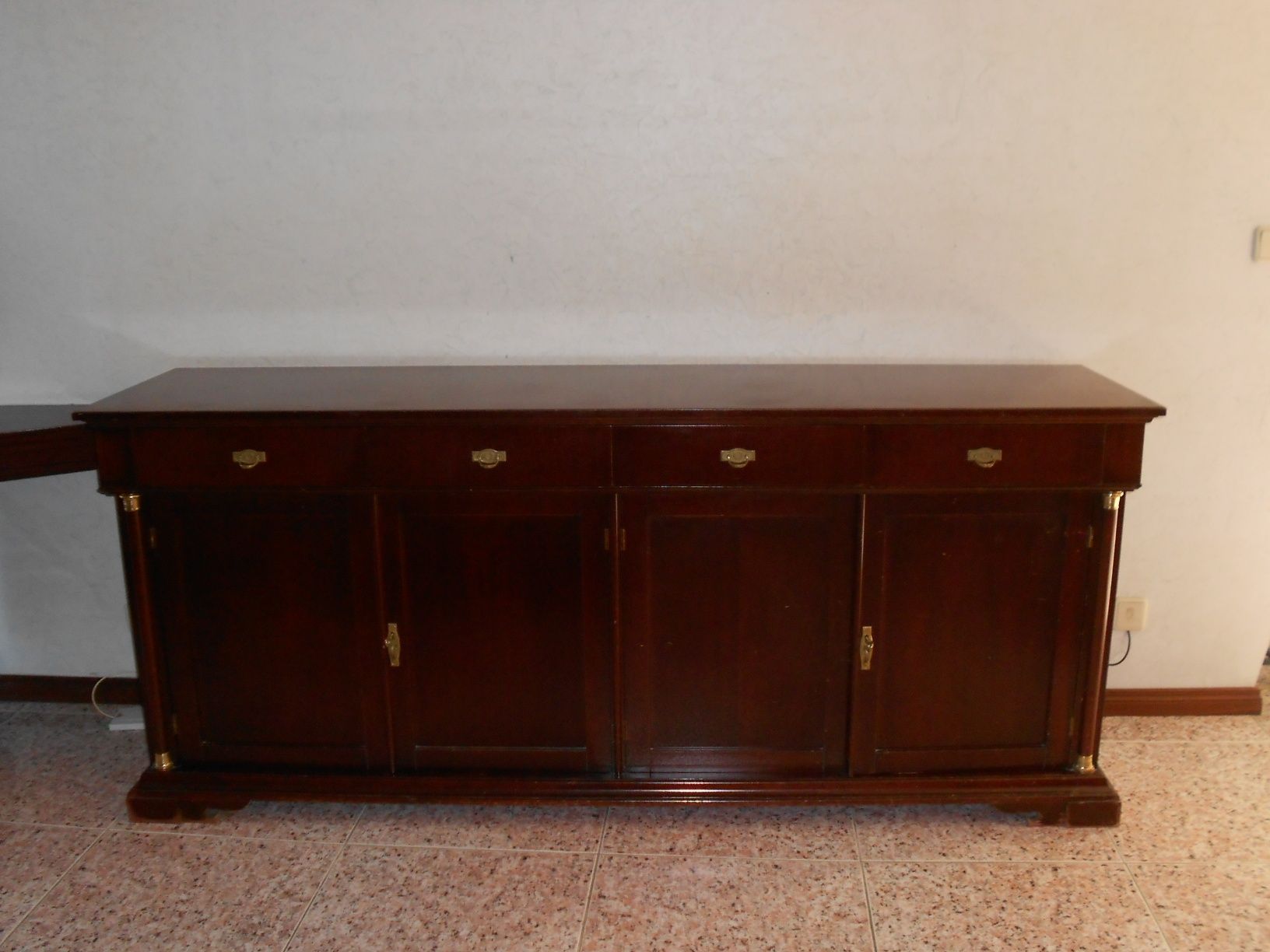 Conjunto de sala (mesa, 2 apoios, aparador)