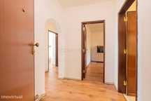 Apartamento T2 nas Fontaínhas – Excelente Localização e Exposição Sola