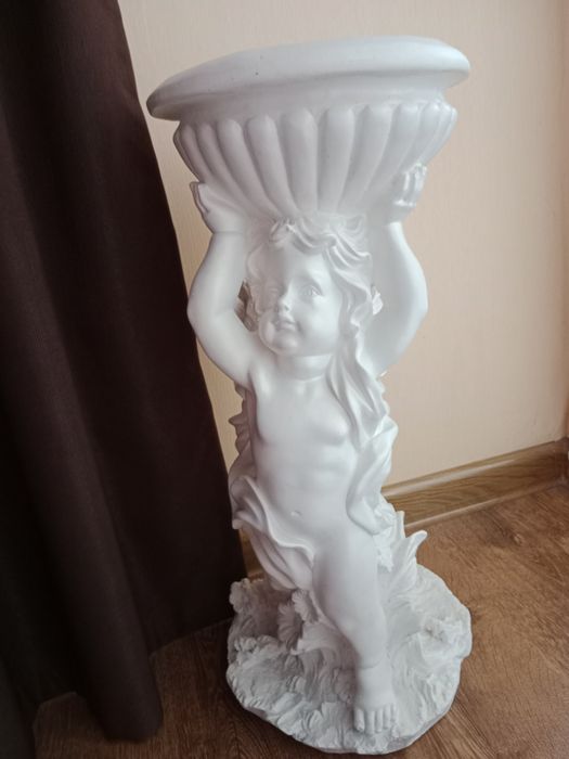 Статуя ангела під квіти