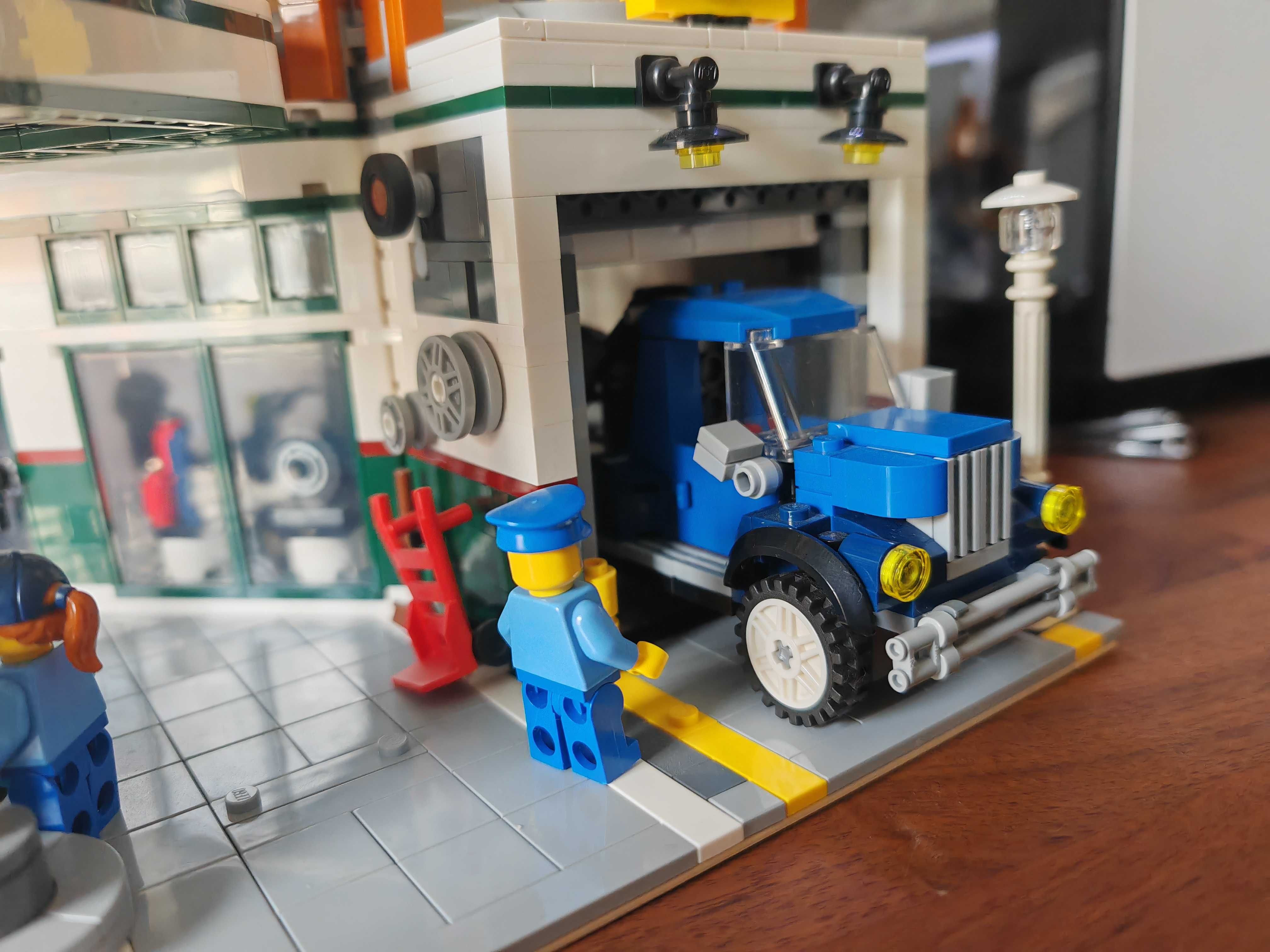 LEGO 10264 Corner Garage